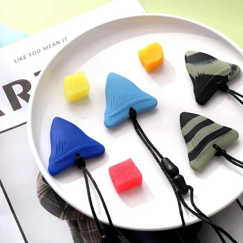 נשכן סיליקון לתינוק בצורת שן של כריש | ג'סטה שופ | Jesta Shop