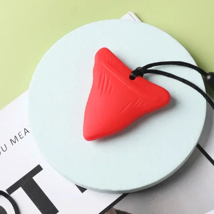 נשכן סיליקון לתינוק בצורת שן של כריש | ג'סטה שופ | Jesta Shop