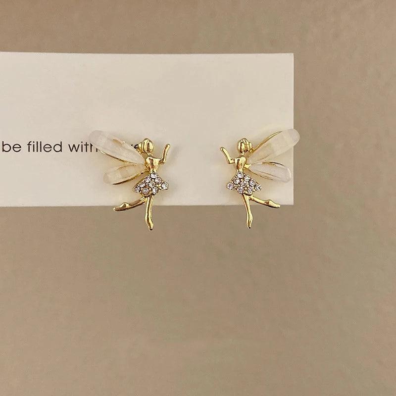 זוג עגילים בצבע זהב בעיצוב פיה | ג'סטה שופ | Jesta Shop