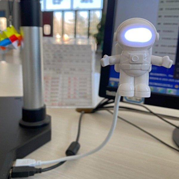 מנורת לילה LED מנורת קריאה בעיצוב אסטרונאוט USB | ג'סטה שופ | Jesta Shop